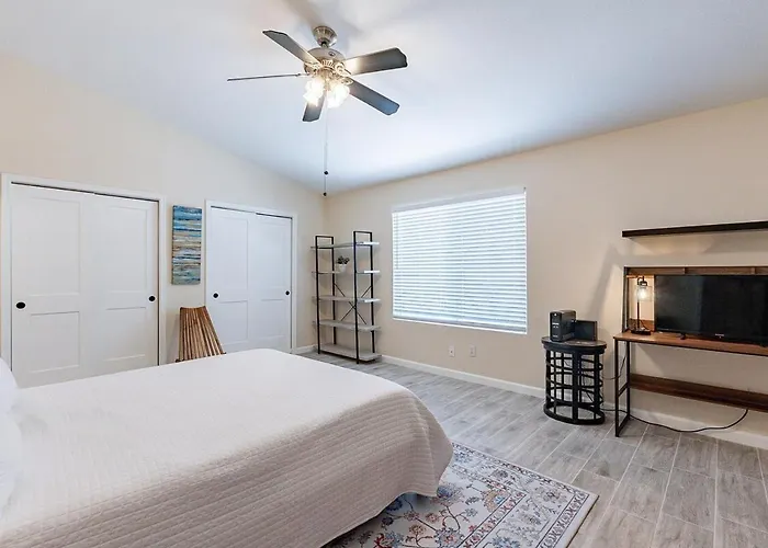 4-Bedroom House In Gilbert - Remodeled Retreat